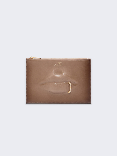 Molded mouth clutch